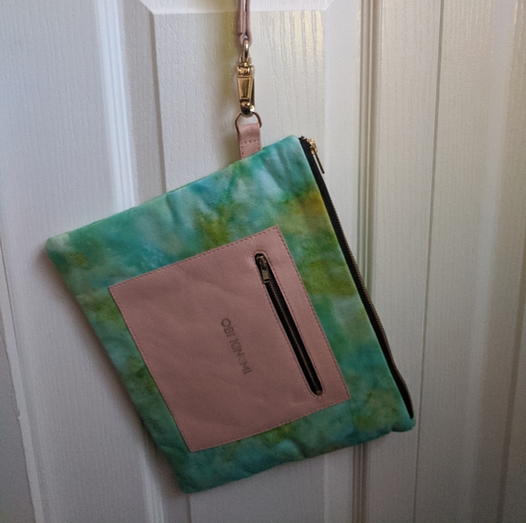 Free 🆓 W Bundle - Green marble tie dye wristlet clutch pouch, NEW - Picture 3 of 10